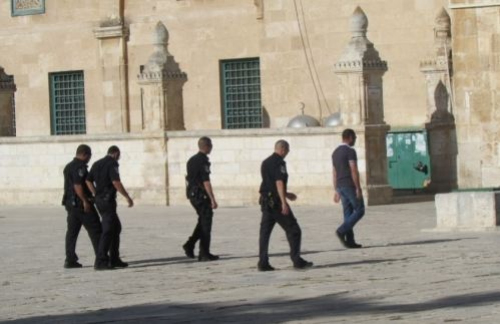الاحتلال يصطحب الحارس