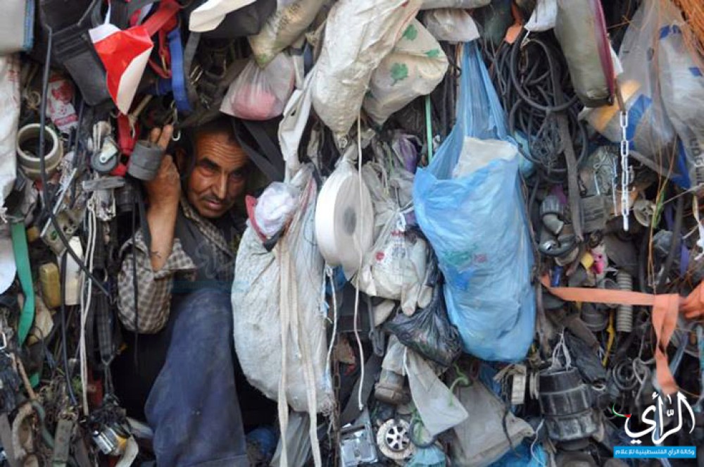 أبو نعيم بين بضاعته