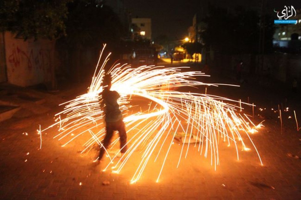 أطفال يلهون بلعبة 