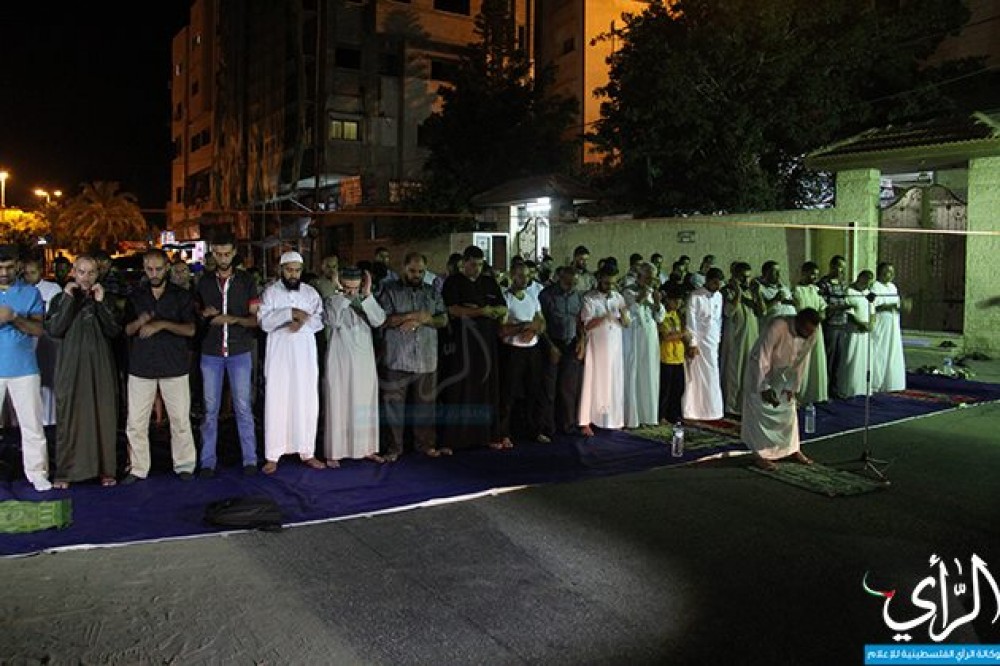 جانب من قيام ليلة القدر أمام الصليب الأحمر بغزة