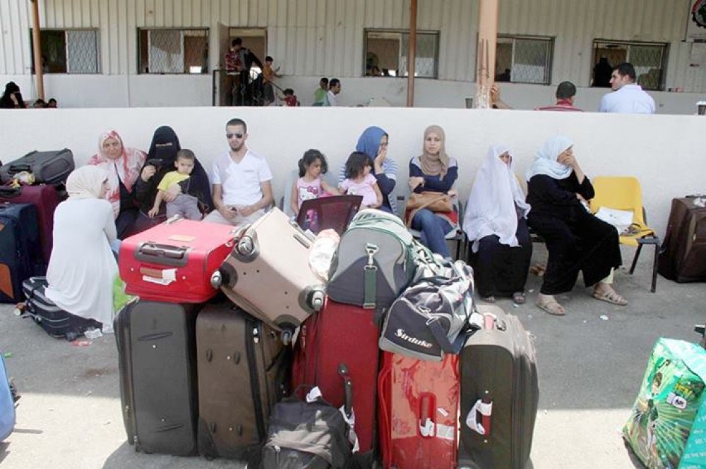 مواطنون في معبر رفح البري