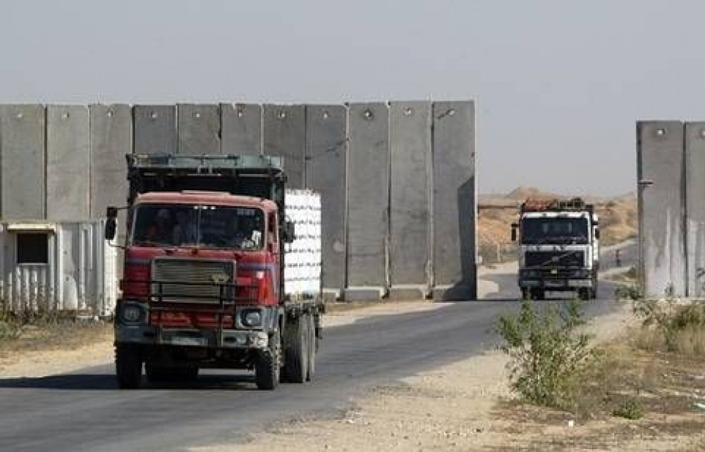 شاحنات تدخل للقطاع عبر معبر كرم أبو سالم 