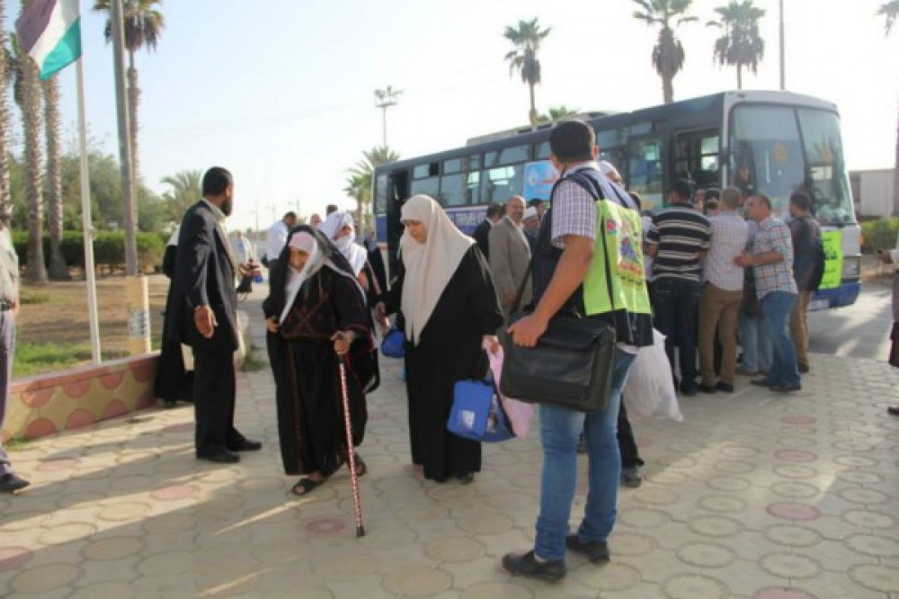 حجاج يصلون معبر رفح للسفر إلى الديار الحجازية 