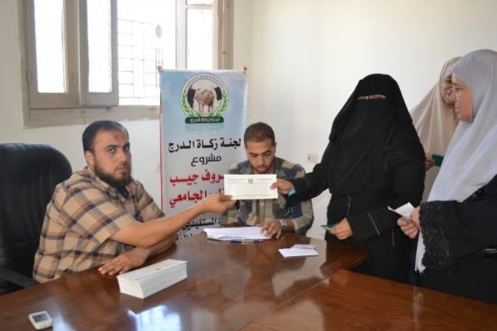 اللجنة خلال توزيع مساعدات مشروع سابق