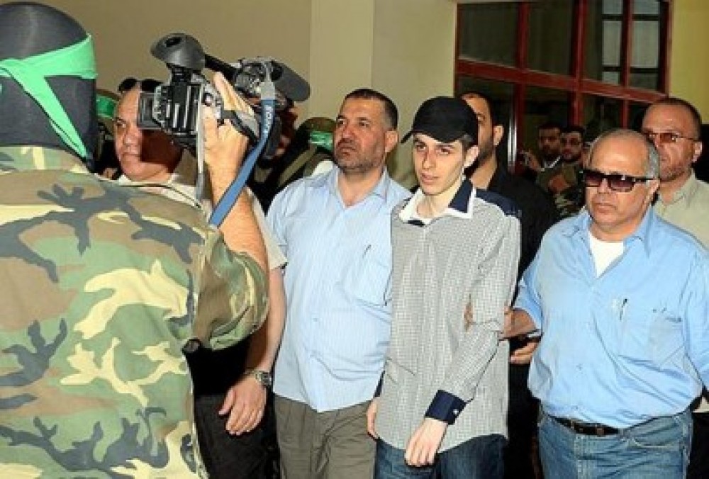 الشهيد أحمد الجعبري ممسك بالجندي شاليط