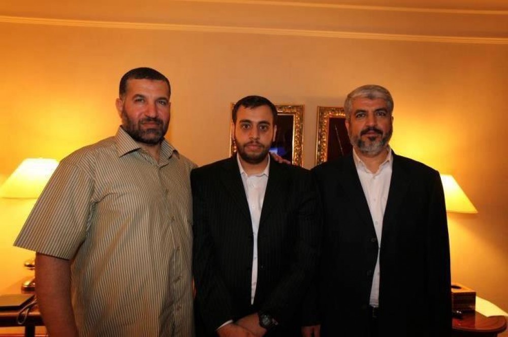 الشهيد يتوسط الجعبري ومشعل