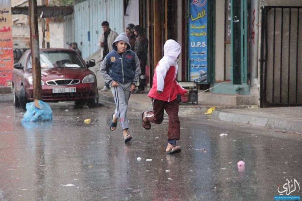 أطفال غزة يهربون من المنخفض الجوي