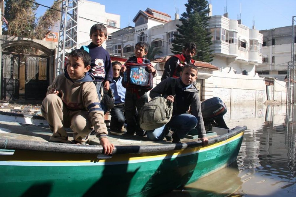 طلبة بغزة يصلون مدارسهم بمراكب الصيد