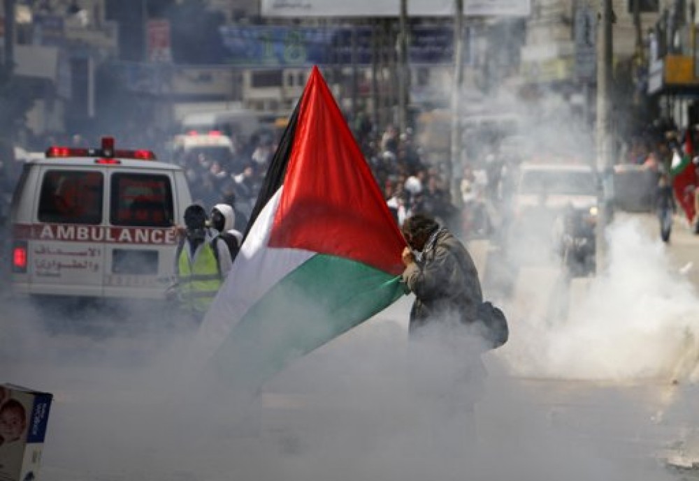 الاحتلال يطلق قنابل الغاز بكثافة صوب الفلسطينيين