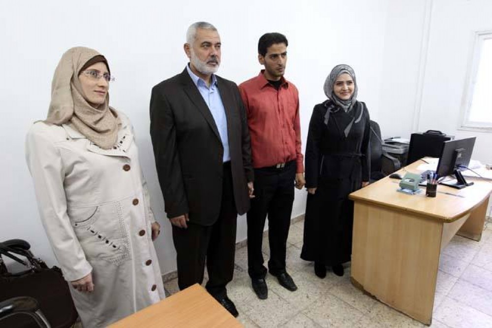 رئيس الوزراء خلال زيارة لموظفين وهم على رأس عملهم 