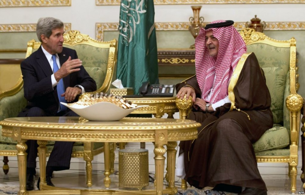 وزير الخارجية الأميركي جون كيري خلال اجتماع مع نظيره السعودي سعود الفيصل 