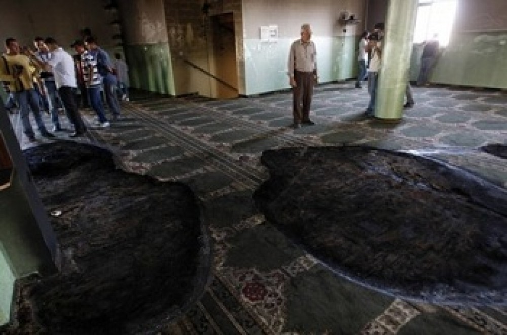 مستوطنون يحرقون مسجد