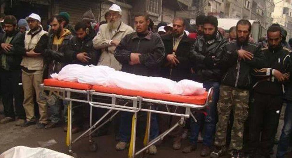 لاجئون يصلون الجنازة على شهيد بمخيم اليرموك 