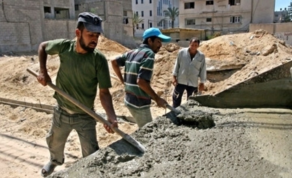 عمال بناء في غزة 
