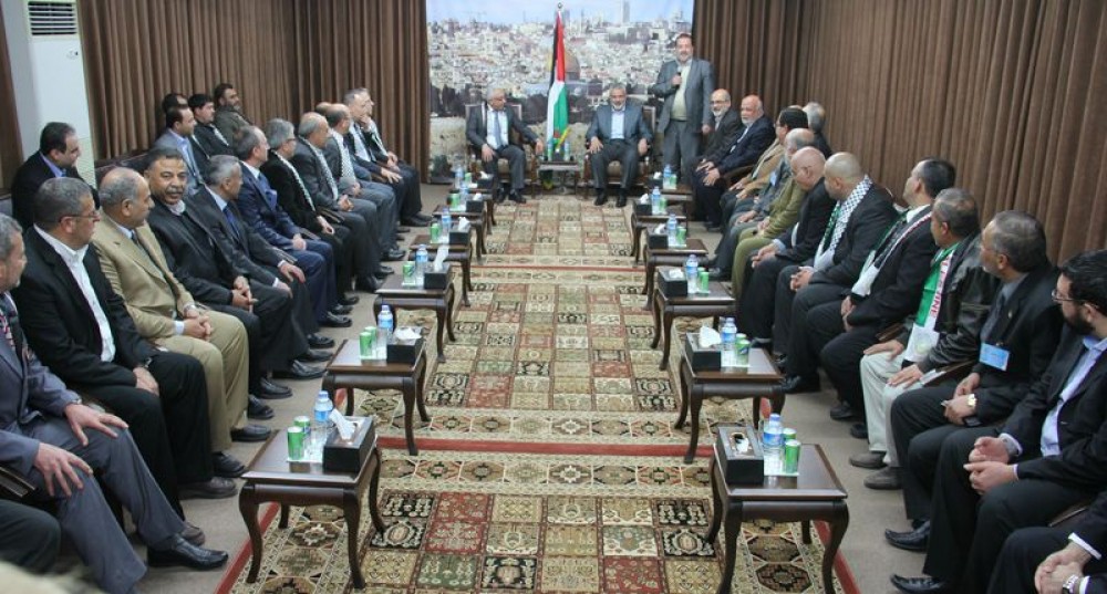 هنية بمكتبة مع أعضاء الوفد