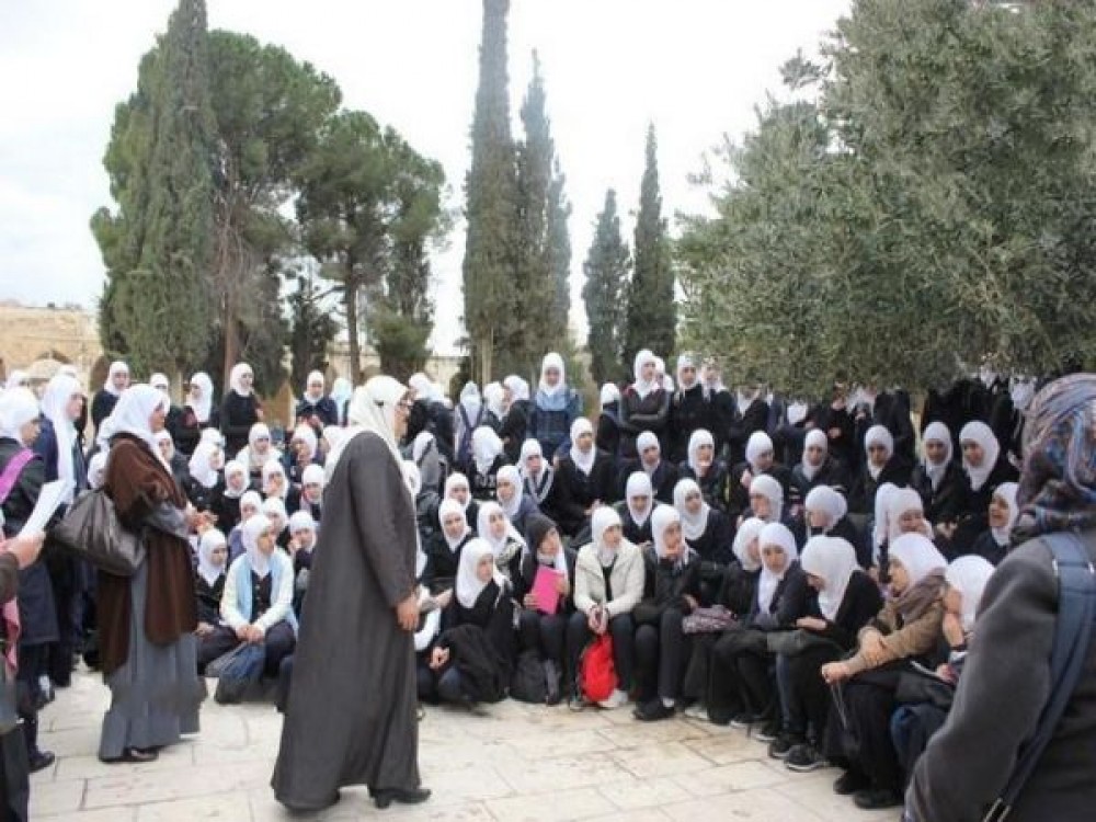 طالبات مدارس بالمسجد الأقصى 