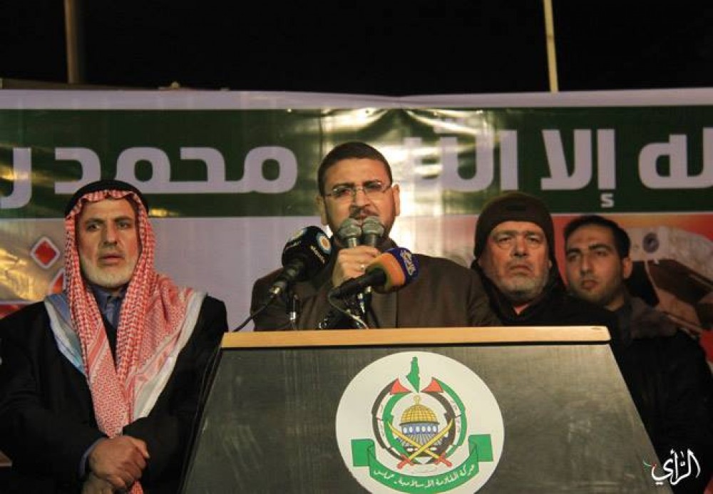 د. سامي أبو زهري خلال إلقاء كلمته بالمسيرة