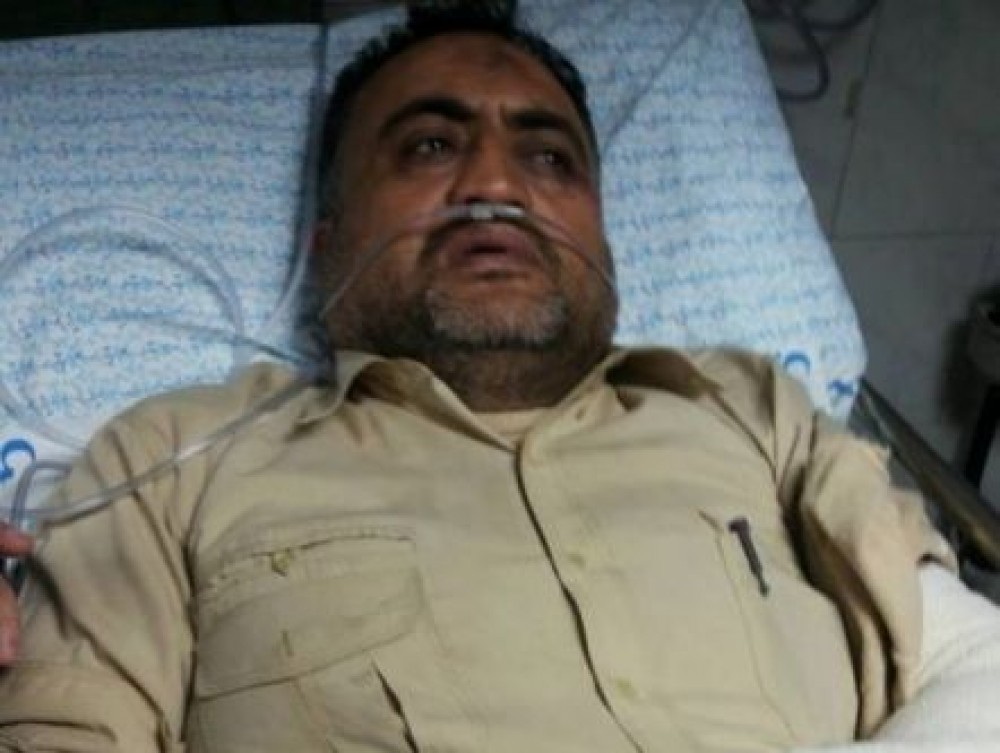 الوزير السابق قبها راقدًا بالمشفى عقب الاعتداء عليه