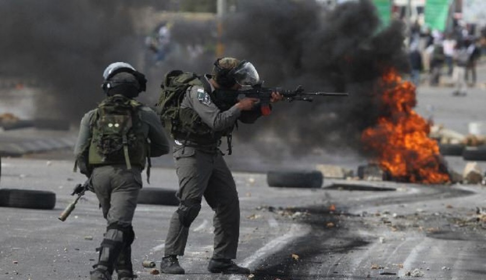 جنود الاحتلال يطلقون النار على الفلسطينيين