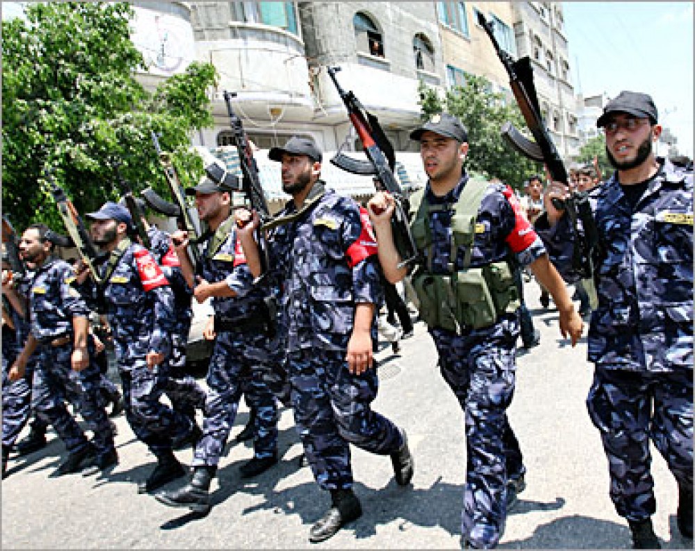 عناصر من الشرطة 