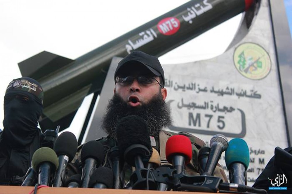 أحد قادة القسام يتحدث بالمؤتمر الصحفي 