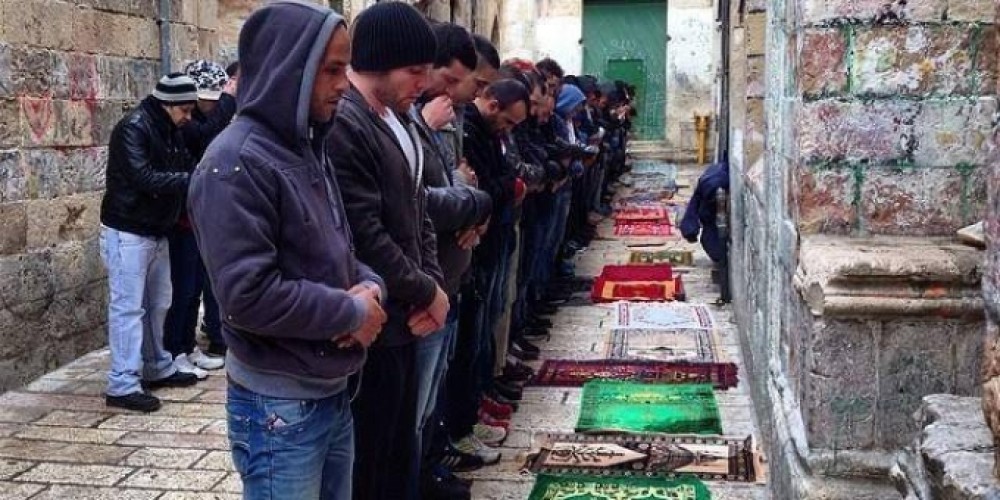 شبان يصلون خارج باحات المسجد الأقصى 