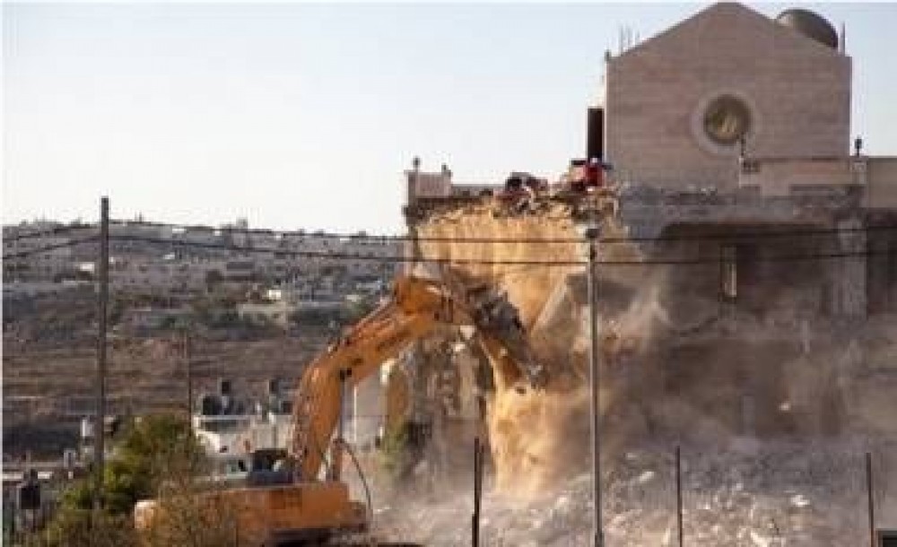 جرافات الاحتلال تهدم بناية سكنية بالقدس 