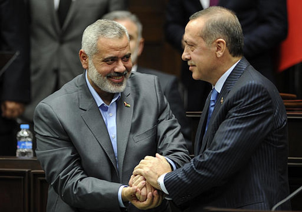 هنية يصافح أردوغان