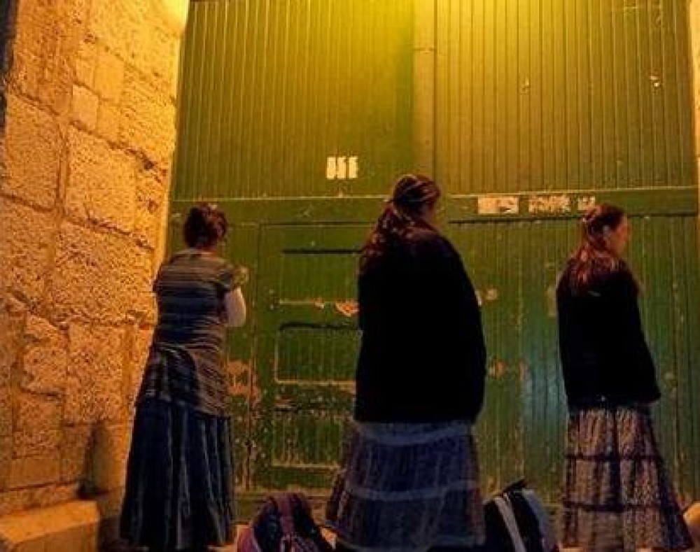 صورة للمستوطنات اثناء محاولتهم فتح الباب