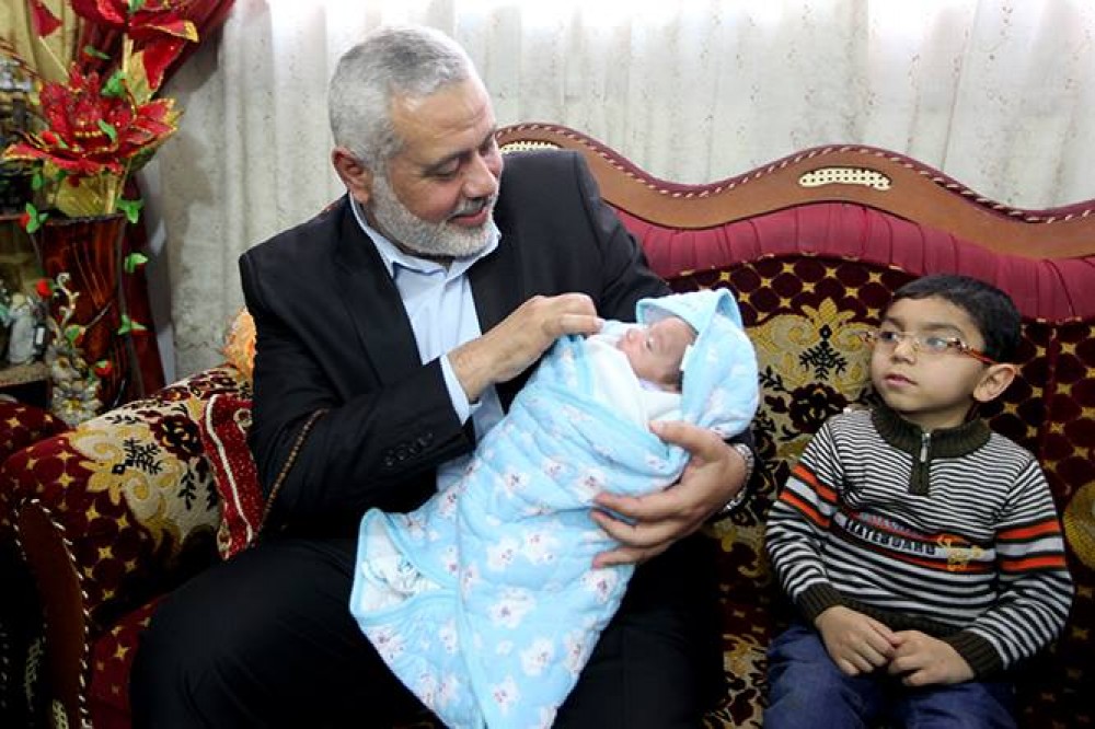رئيس الوزراء يحمل المولود