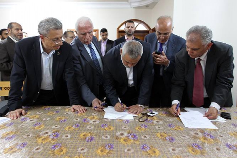 أثناء التوقيع على اتفاق المصالحة 