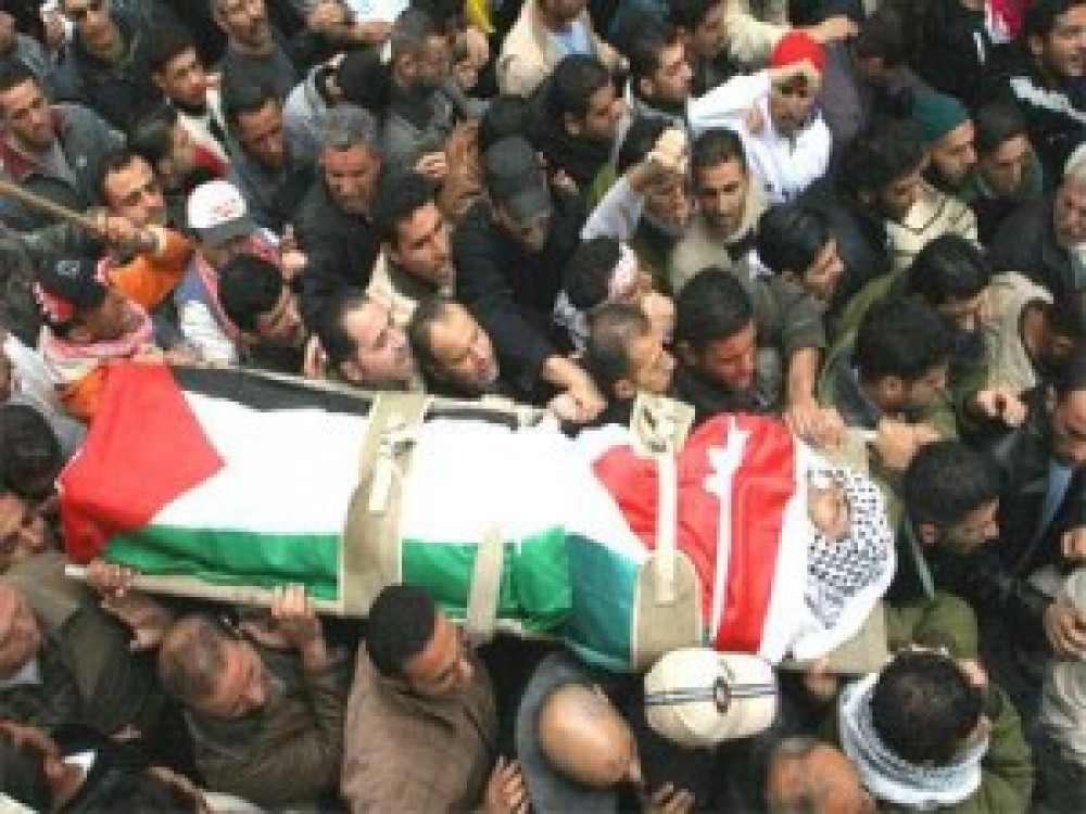 لاجئون يشيعون جثمان شهيد سقط في مخيمات سوريا 