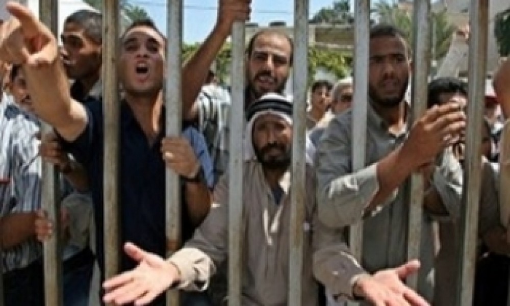 عمال غزة يعانون ظروفًا قاسية جراء الحصار 