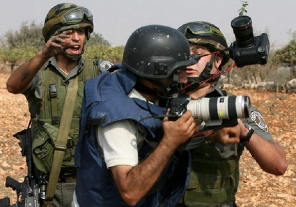 جنود الاحتلال يعتدون على مصور صحفي بالضفة 