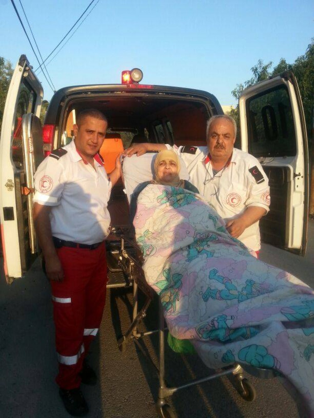 والدة الأسير ثابت 