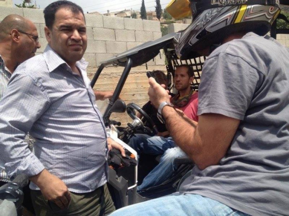 أهالي القرية أثناء احتجازهم للمستوطنين 