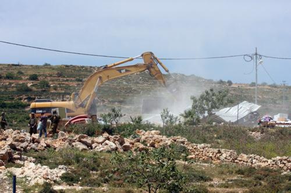 جرافات الاحتلال تهدم منزلا بالقدس 