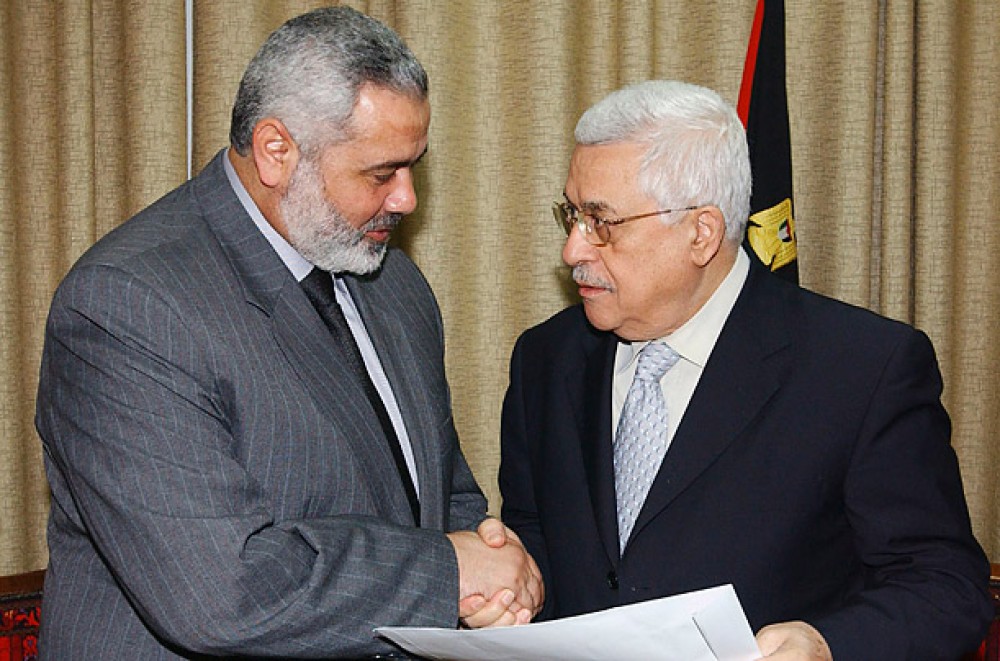 الرئيس الفلسطيني مع رئيس الوزراء السابق إسماعيل هنية