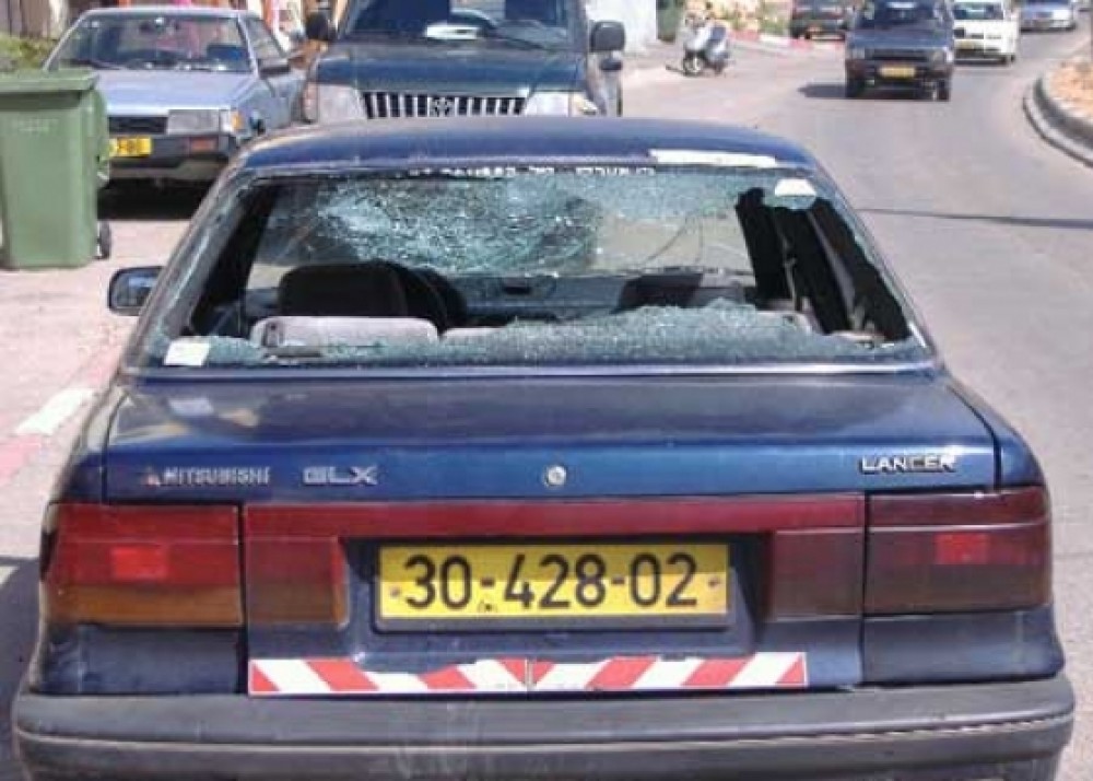 مستوطنون يحطمون زجاج مركبة مقعد بـبيت أمر