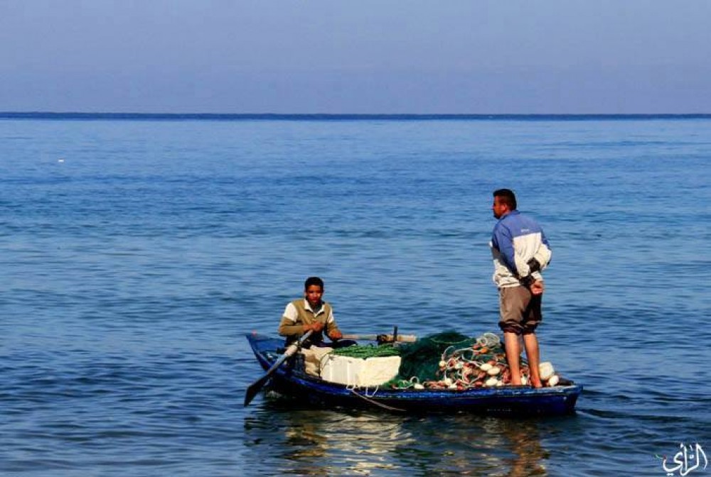 صيادون أثناء ممارسة مهنة الصيد في عرض البحر 