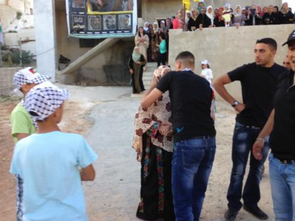 المحرر زواهرة يعانق والدته بعد الافراج عنه 