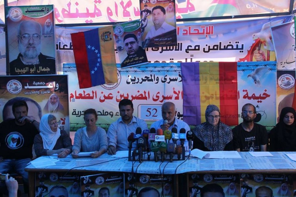 جانب من الوقفة امام الصليب الاحمر
