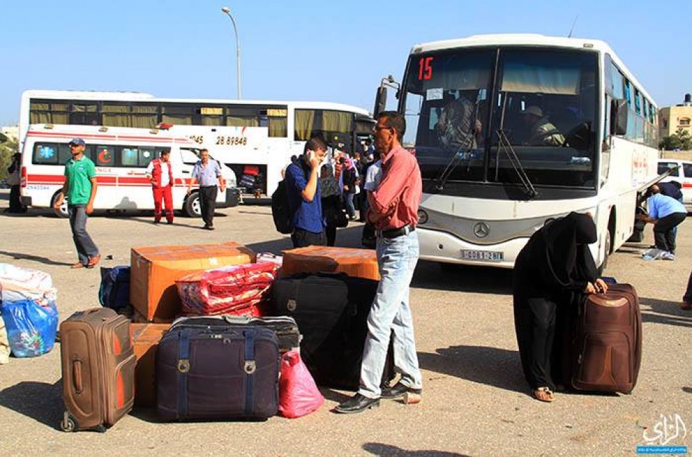 جانب من تنقل المسافرين عبر المعبر 