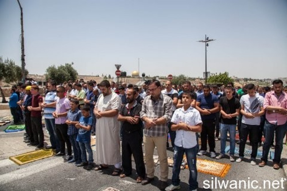 صلاة المواطنين في الشوارع المؤدية للمسجد الأقصى