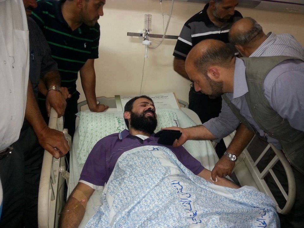 المحرر رامي العصافرة خلال تواجده بالمشفى لتدهور صحته 
