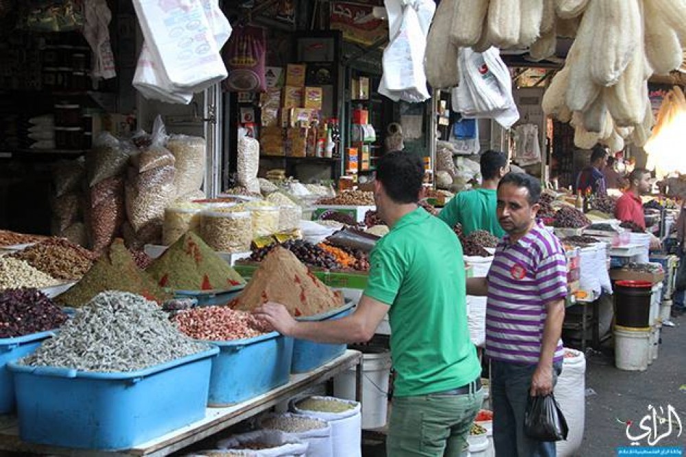 مواطنان يتجولان بأسواق غزة 
