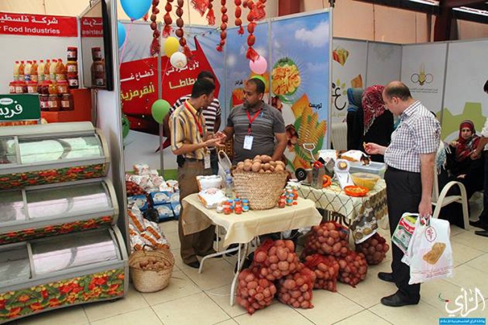 مواطنون لدى دخولهم المعرض 