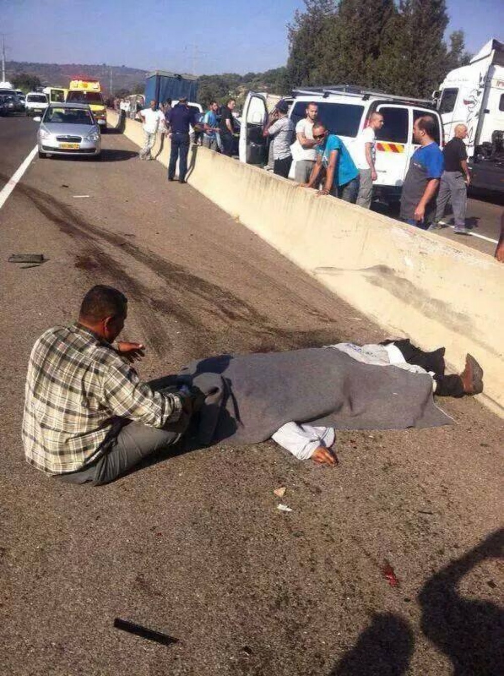 صورة للشهيدين على الطريق الذي وقع عليه الحادث