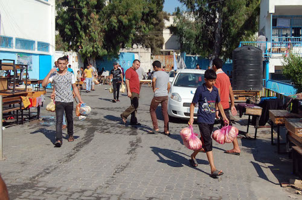 نازحون داخل إحدى مدارس الأونروا 