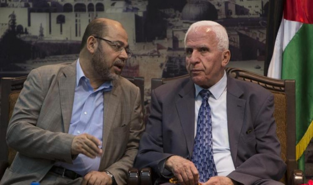 عزام الأحمد (يمين) موسى أبو مرزوق (يسار) 